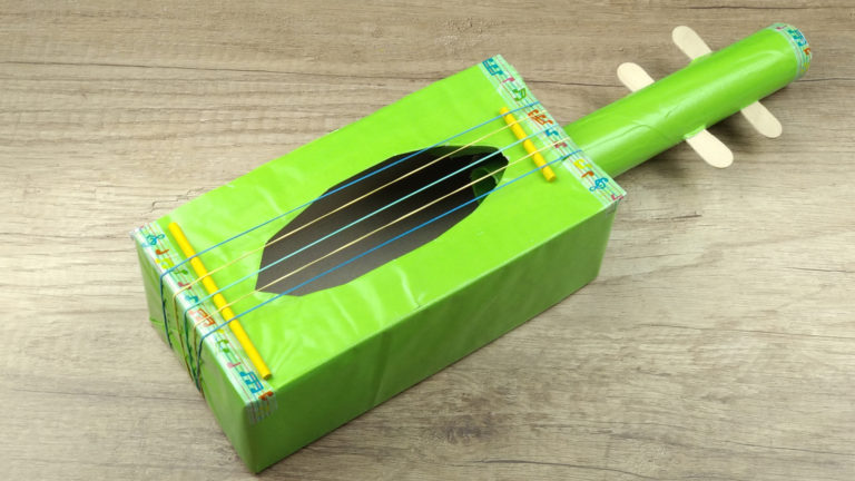 Guitarra con material reciclado