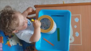 Lee más sobre el artículo Psicomotricidad fina para niños con tapas